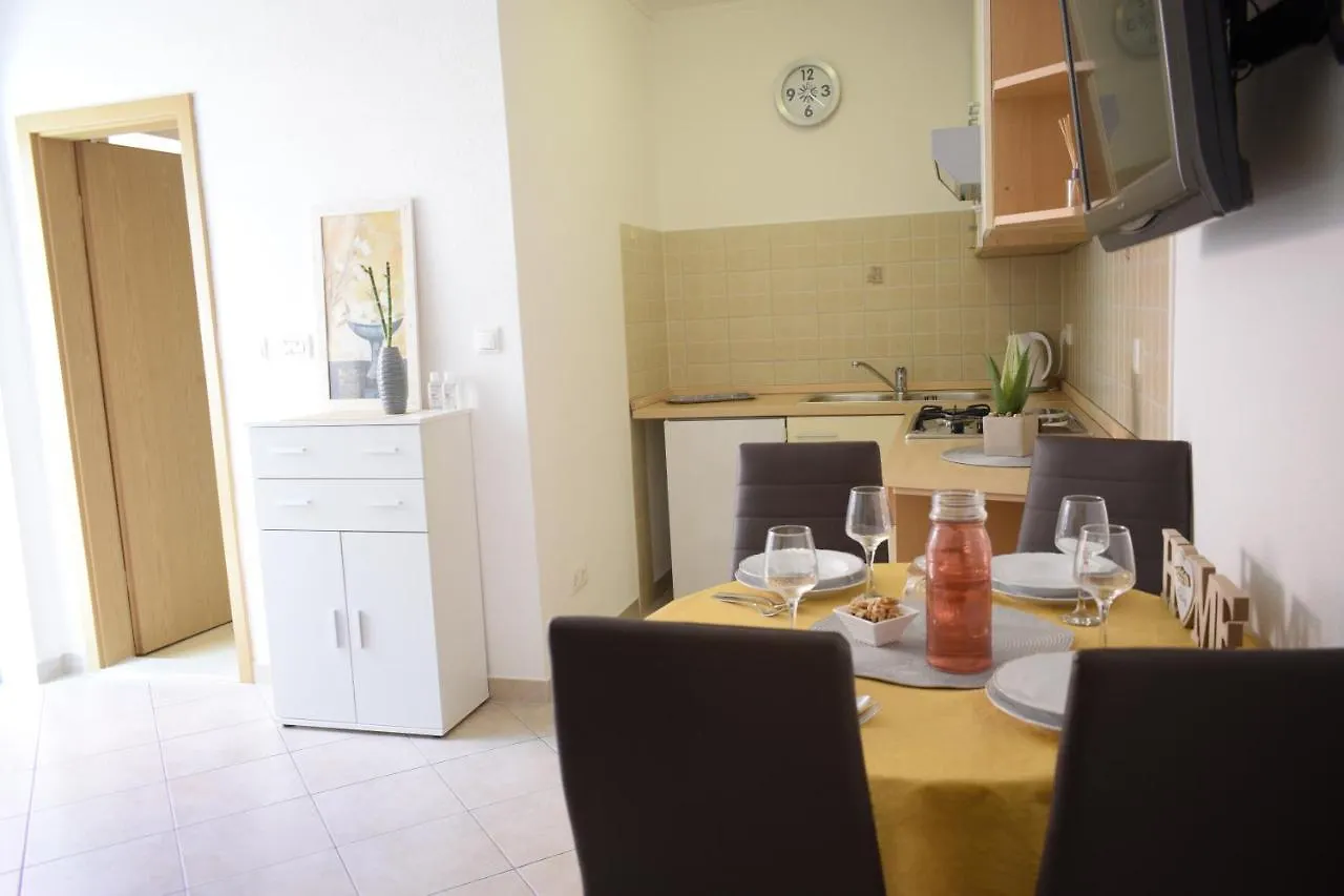 Guest house Apartment Nikola Okrug Gornji Croatia