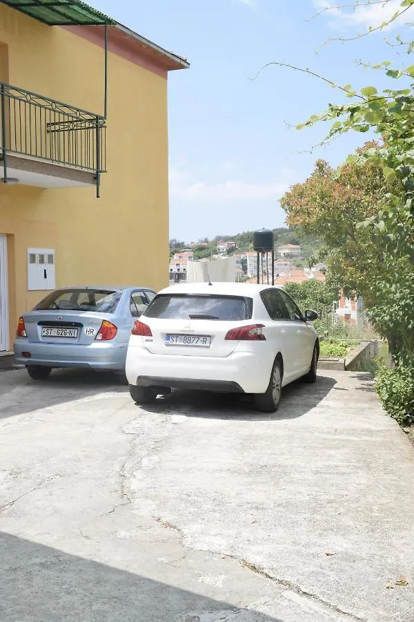 Guest house Apartment Nikola Okrug Gornji