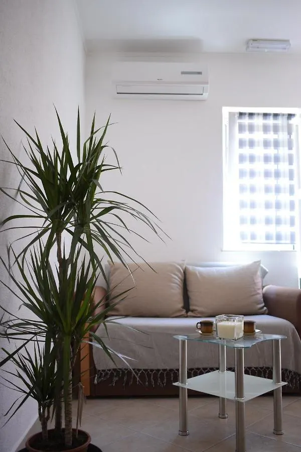 Guest house Apartment Nikola Okrug Gornji